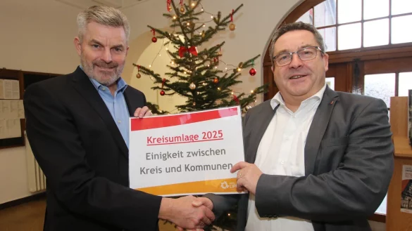 Dirk Becker, Sprecher der lippischen Bürgermeister aus Oerlinghausen (links), und Landrat Dr. Axel Lehmann besiegeln symbolisch mit einem Handschlag die Verständigung zwischen Kreis und Kommunen bei der Kreisumlage. - © Kreis Lippe