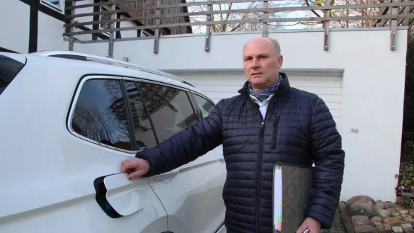 Nach einer Reparatur wurde die Tankklappe nicht richtig eingebaut und kratzt jetzt &uuml;ber den Lack. Einer von vielen M&auml;ngeln, die Wolfgang Schober in einem stetig dicker werdenden Aktenordner dokumentiert hat. - &copy; Dieter Asbrock