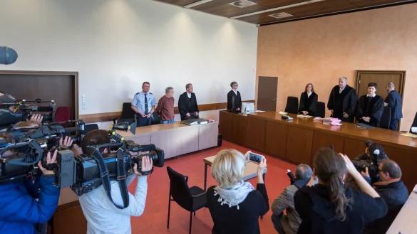 Gro&szlig;es Interesse: Thomas T. (hinten), zwischen Hauptwachtmeister Reinhard Kleesiek und seinem Verteidiger Helmut W&ouml;hler, muss sich vor der Gro&szlig;en Strafkammer des Detmolder Landgerichts wegen zweifachen Mordes verantworten. Viele &uuml;berregionale Medien berichten, auch t&uuml;rkische Presse. - &copy; Torben Gocke