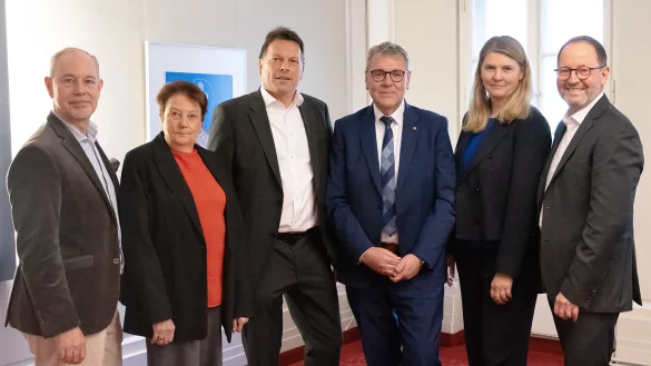 Auf dem Foto (on links): Stefan D&ouml;rr (Kaufm&auml;nnischer Direktor), Susanne Fl&ouml;ttmann (Prokuristin), Frank Hilker (B&uuml;rgermeister Stadt Detmold), Landrat Meinolf Haase (Aufsichtsratsvorsitzender), Kirsten Uttendorf (Intendantin) und J&ouml;rg D&uuml;ning-Gast, (Landesverbandsvorsteher). - &copy; Landestheater