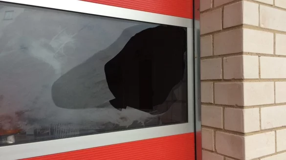 Zerst&ouml;rt: Am Feuerwehrger&auml;tehaus in Brakelsiek hat es verschiedene Sachbesch&auml;digungen gegeben. Zum Beispiel wurde ein Fenster eingeworfen. - &copy; Stadt Schieder-Schwalenberg