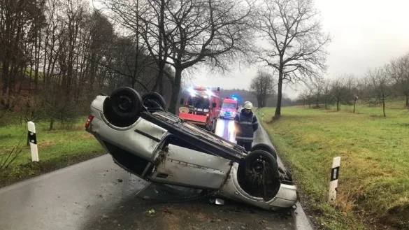 Der Opel erlitt Totalschaden und wurde abgeschleppt. - &copy; Feuerwehr Lemgo