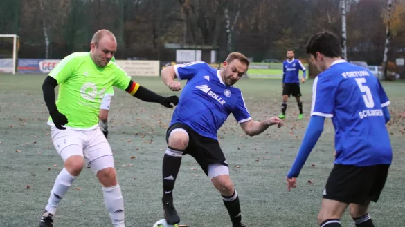Gekonnt: Einen Schritt schneller am Ball ist Fortunen-Akteur Alexander Schemp (rechts) vor Kapit&auml;n Markus R&uuml;schenp&ouml;hler von der SG Hiddesen-Heidenoldendorf. - &copy; Kai Hahn