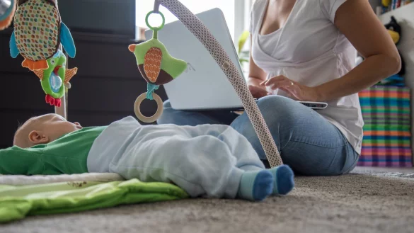 Mutter mit Baby - &copy; Foto: Christin Klose/dpa-tmn