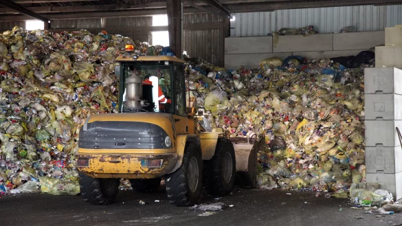 Zwischenlager: In D&ouml;rentrupp werden die gelben S&auml;cke aus Lippe nur gesammelt und dann per Sattelschlepper zur zentralen Sortieranlage weitertransportiert. Hier liefert ein Mini-M&uuml;llfahrzeug, das auch schwer zug&auml;ngliche Stra&szlig;en anfahren kann, eine Ladung an. - &copy; Bernhard Preuss