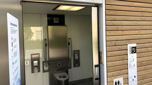 Stein des Anstoßes: Die WC-Anlage in Schötmar von innen. Die Toiletten sind selbstreinigend, dadurch soll Personal gespart werden. Foto: Sven Kienscherf - © Sven Kienscherf