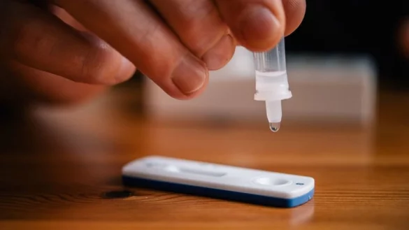 Der Corona-Selbsttest an Schulen ist seit dieser Woche verpflichtend. Nicht alle Eltern sehen das positiv. - &copy; Symbolbild: Zacharie Scheurer/DPA