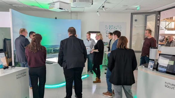 Wissenstransfer Interaktiv: An einem 3-D-Modell der Mittelstadt Lemgo werden mittels Projektionen unterschiedliche "Smart-City"-Anwendungsf&auml;lle demonstriert. - &copy; Fraunhofer IOSB-INA