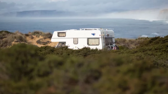 Wohnmobil in Strandn&auml;he - &copy; Foto: Florian Schuh/dpa-tmn