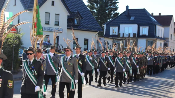 Hintereinander weg: Mitglieder der Oerlinghauser Sch&uuml;tzengesellschaft beim Festmarsch. - &copy; Knut Dinter