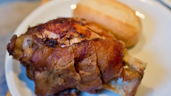 Schweinshaxe - &copy; Foto: picture alliance / Daniel Karmann/dpa