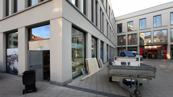 Aufr&auml;umen: Bei dem Blitzeinbruch in das Juwelier-Gesch&auml;ft im Ex-Hertie-Geb&auml;ude ist auch eine Vitrine, die neben der Eingangst&uuml;r stand, zu Bruch gegangen. Die Reste liegen schon zum Abtransport bereit auf einem Anh&auml;nger. Die v&ouml;llig zerst&ouml;rte Eingangst&uuml;r wird zun&auml;chst durch eine Baut&uuml;r ersetzt. - &copy; Bernhard Preuss