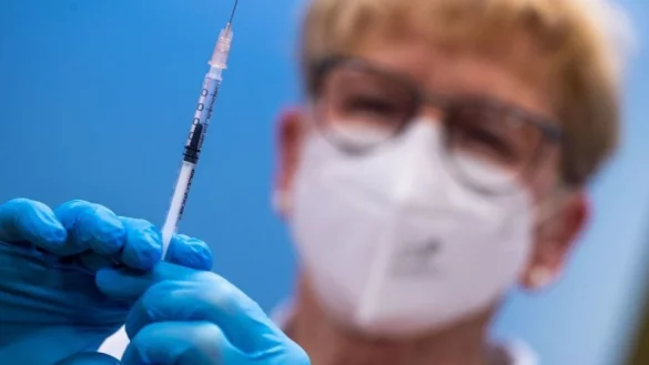 Laut Kassen&auml;rztlicher Bundesvereinigung (KBV) stehen f&uuml;rs Impfen 75.000 Haus- und Facharztpraxen in Deutschland bereit. - &copy; Jens B&uuml;ttner/dpa-Zentralbild/dpa