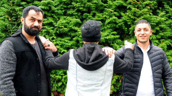 Die Helden vom Jahnplatz: Ghassan Al Yaesiri (l.) und Redouan Elouarghi haben der Frau in ihrer Mitte das Leben gerettet. - &copy; Jens Reichenbach