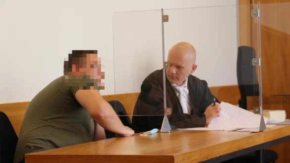 Der Angeklagte Jerome K. im Gespr&auml;ch mit seinem Verteidiger Jerrit Sch&ouml;ll aus Bielefeld. - &copy; Janet K&ouml;nig