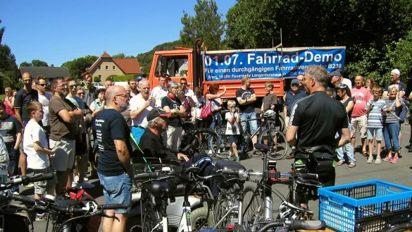 Gro&szlig;er Andrang: Vor dem Freibad in Hohenhausen treffen sich die Teilnehmer nach der Fahrrad-Demo. Initiator Andreas Miehle (rechts) verlost Fahrradgutscheine. - &copy; Wulf Daneyko