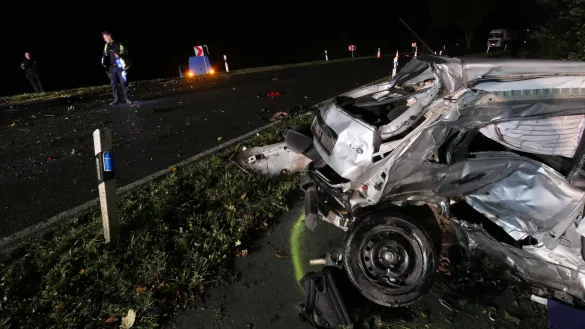 Verh&auml;ngnisvolle Kurve: Erneut ist in Sch&ouml;nemark auf der B239 ein schwerer Verkehrsunfall - diesmal mit t&ouml;dlichem Ausgang - passiert. - &copy; Jost Wolf