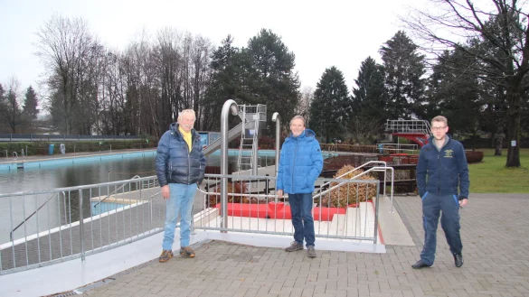 F&ouml;rdervereinsvorsitzender Michael Willy (von links), Schatzmeister Heinz K&ouml;ster und Patrick Drexhage von der Firma Stemberg freuen sich &uuml;ber die Erneuerung der Solaranlage f&uuml;r das Freibad, die im kommenden Sommer das Wasser erw&auml;rmen wird.&nbsp; - &copy; Cordula Gr&ouml;ne