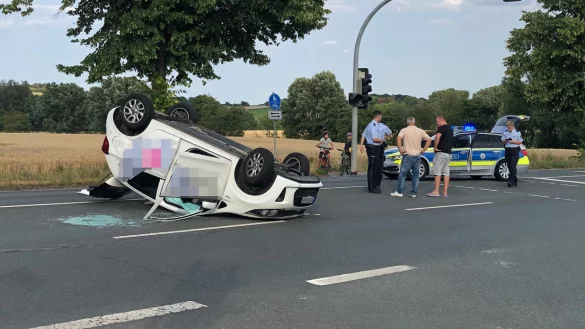 Dieses Auto &uuml;berschlug sich und blieb auf dem Dach liegen. - &copy; Silke Buhrmester