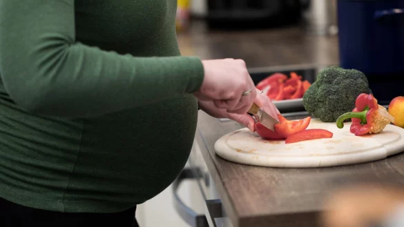 Schwangere schneidet Gem&uuml;se - &copy; Foto: dpa-tmn