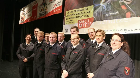 Brigit Niekamp, Patrick Reineke, Kai Robin Fricke (Jugendfeuerwehr), Marvin M&auml;scher, Tobias Beck, Dennis H&auml;rmel, Thorben Steinkamp, Jacquelin Schell, Stefan Gertz und Julian Weghenkel werden bef&ouml;rdert oder aus der Jugendfeuerwehr &uuml;bernommen. Britta Heukeroth ist jetzt Helferin im Team f&uuml;r die psycho-soziale Unterst&uuml;tzung. - &copy; Thomas Dohna