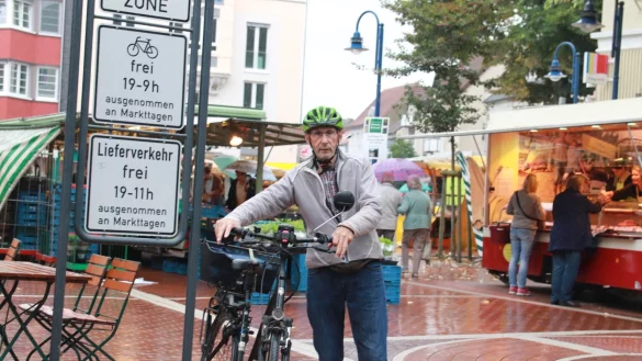 F&uuml;r Friedhelm Eggers ist es selbstverst&auml;ndlich, sein Rad zu schieben. Er f&auml;hrt regelm&auml;&szlig;ig von Bielefeld nach Lage, um auf dem Wochenmarkt einzukaufen. - &copy; Knut Dinter