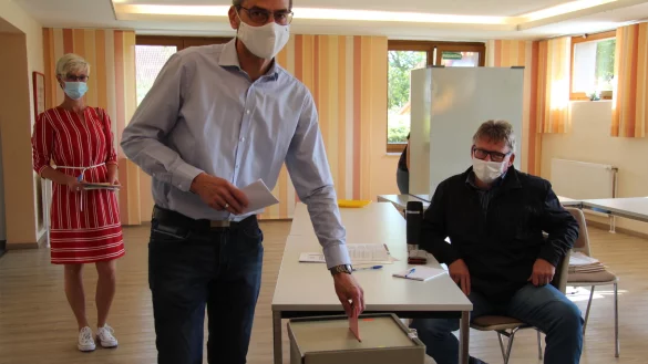 B&uuml;rgermeister J&ouml;rg Bierwirth war gemeinsam mit seiner Frau Astrid (hinten links) zur Stimmabgabe in das Dorfgemeinschaftshaus Lothe gekommen. Vorher war er joggen, nachher ging es zur Silberhochzeit. Fast ein normaler Sonntag. - &copy; Silke Buhrmester