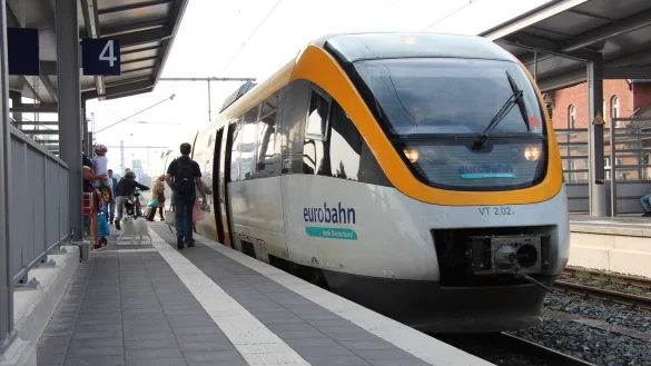 Halt: Die Eurobahn am Bahnhof in Lage. - &copy; Archivfoto: Cordula Gr&ouml;ne