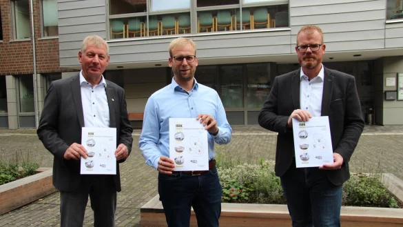 Die B&uuml;rgermeister Frank Meier aus Extertal (von links), Borris Ortmeier aus Barntrup und Friso Veldink aus D&ouml;rentrup stellen das Integrierte St&auml;dtebauliche Entwicklungskonzept vor. - &copy; Nadine Uphoff