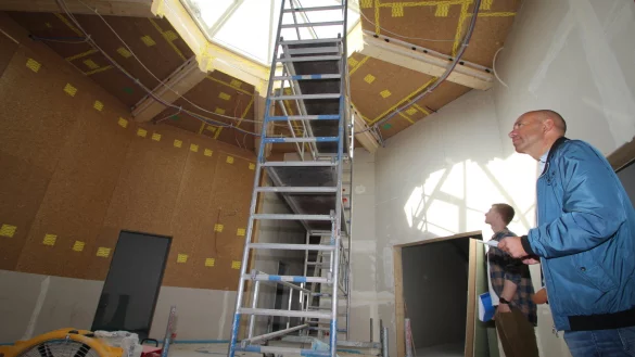 D&ouml;rentrups Bauamtsleiter Dirk S&uuml;llwold und Mitarbeiter Tom Callies im zentralen Raum der neuen U3-Kita. - &copy; Jens Rademacher