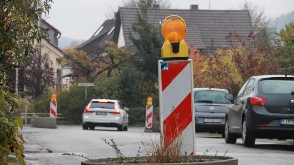 Zur Verkehrsberuhigung haben Mitarbeiter des st&auml;dtischen Bauhofes an der Mackenbrucher Stra&szlig;e provisorisch Pflanzk&uuml;bel aufgestellt. Sie sollen verhindern, dass die Stra&szlig;e weiter als Schleichweg benutzt wird. - &copy; Knut Dinter