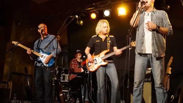 Die Musiker Hijlko Soepboer, Erwin Pijl und Gerben Visser (von links) bringen die "Eagles"-Kulthits ins "Location" - und das überaus gekonnt. - © Pinsch