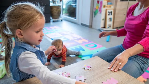 Mal wieder ausgehen: Babysitter braucht Versicherungsschutz - &copy; Foto: Christin Klose/dpa-tmn