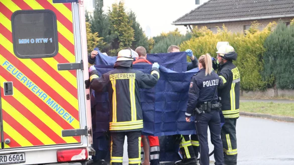 Sanit&auml;ter helfen der 44-j&auml;hrigen Frau mit Wasser und versorgen das Opfer medizinisch. - &copy; Nina K&ouml;nemann