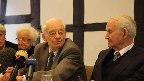 Im Februar 2016 schildert Justin Sonder (Mitte) vor dem Prozessauftakt in Detmold seinen grausamen Alltag im Konzentrations- und Vernichtungslager. Neben ihm die beiden anderen Auschwitz-&Uuml;berlebenden Erna de Vries und Leon Schwarzbaum. - &copy; Archivfoto: Bernhard Preu&szlig;