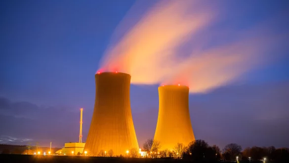 Im Dezember 2021 steigt aus den Kühltürmen des Atomkraftwerks Grohnde in der Gemeinde Emmerthal (Landkreis Hameln-Pyrmont) Dampf auf. Wenige Tage später ging der Meiler vom Netz – rund 36 Jahre gehörten die Dampfwolken zum Landschaftsbild des Weserberglandes. - © dpa