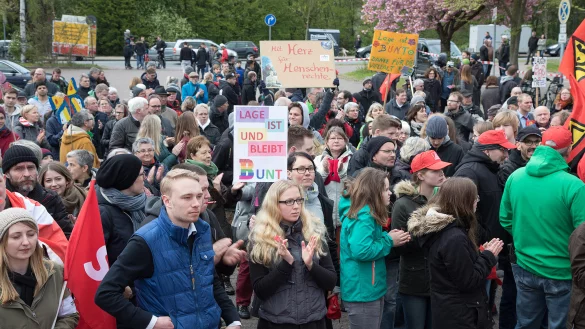 Am Schulzentrum in Lage protestierten 2017 Hunderte lautstark gegen den Auftritt von Marcus Pretzell von der AfD. F&uuml;r die Demo am Samstag sind 300 Personen angemeldet. - &copy; Archivfoto: Torben Gocke