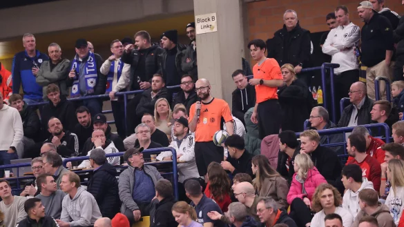 Schiedsrichter Christian Hesse (im Vordergurnd) inmitten des Publikums. Hier erklärt er seine zuvor getroffenen Entscheidungen und deren Folgen. - © Paul Cohen