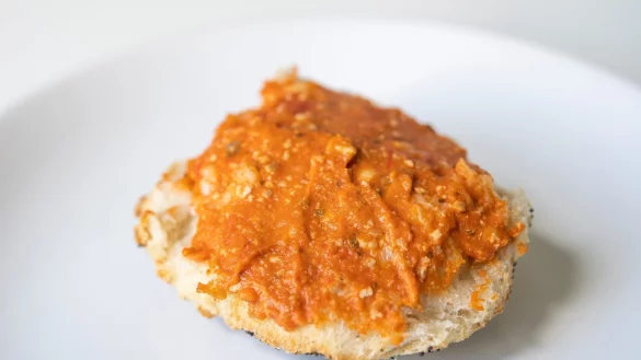 Veganer Brotaufstrich - &copy; Foto: Catherine Waibel/dpa-tmn