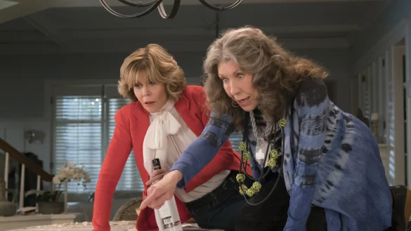 Grace (Jane Fonda) und Frankie (Lily Tomlin) müssen sich in ihren neuen Rollen als ungebundene Frauen zurecht finden. - © Melissa Moseley/Netflix