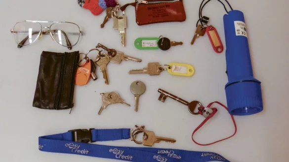Suche nach den Besitzern: Dieses Foto mit Schl&uuml;sseln und Taschenlampe ver&ouml;ffentlichte die Polizei im Februar. - &copy; FOTO: POLIZEI
