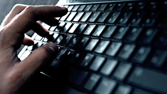 Ein Mann tippt auf einer Tastatur - &copy; Foto: Nicolas Armer