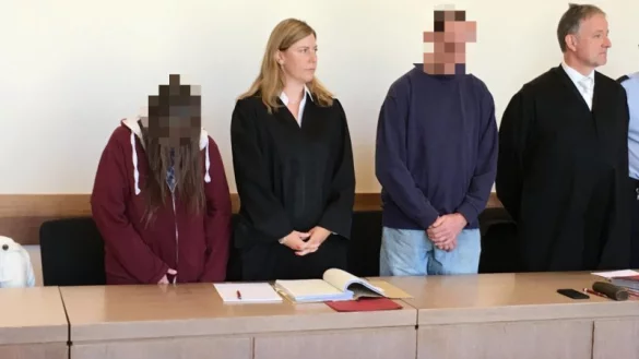Die 39-j&auml;hrige Mutter mit Anw&auml;ltin Deborah Weinert, der angeklagte Stiefvater (51) und Rechtsanwalt Christian Th&uuml;ner. - &copy; Erol Kamisli