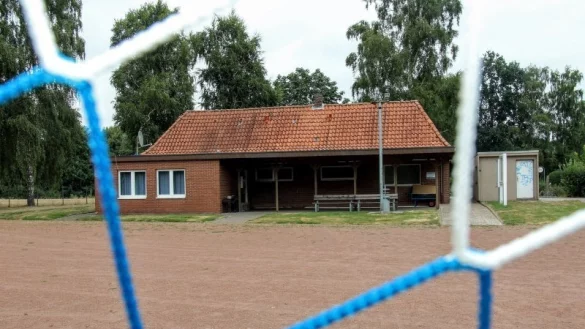 Das Sporthaus in Lieme ist in die Jahre gekommen. 2021 soll es einen Neubau geben. - &copy; Archiv: Niklas B&ouml;hmer