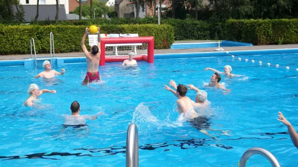 Wichtiger Anlaufpunkt: das Freibad in Alverdissen. Der Förderverein soll nun mehr Aufgaben übernehmen, damit die Stadt Barntrup ihre Finanzen wieder in den Griff bekommt. - © Sylvia Frevert