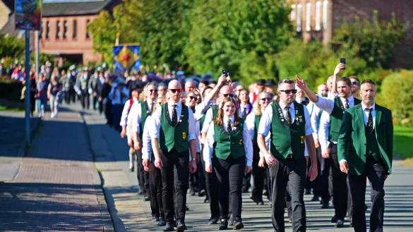 Mit einem Festumzug durch Bega feierten die Musikfreunde Schwelentrup im letzten Jahr ihr 50-j&auml;hriges Bestehen. - &copy; Nicole Ellerbrake