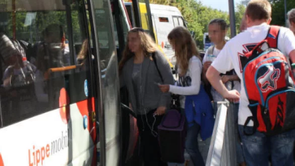 Schulschluss: Nach dem Unterricht warten die Sch&uuml;ler darauf, dass sie in den Bus steigen k&ouml;nnen.&nbsp; - &copy; Archiv: Freya K&ouml;hring