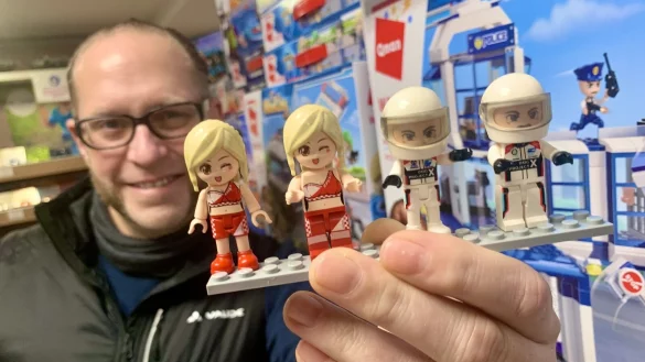 Thorsten Klahold zeigt den Vergleich von neuer, schmalerer Qman-Figur (jeweils links) und dem bisherigen Modell, das von Lego beanstandet wurde. - &copy; Jens Reddeker