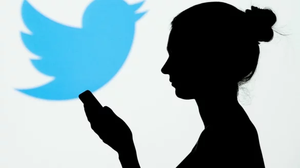 Frau mit Handy - &copy; Foto: Franziska Gabbert/dpa-tmn