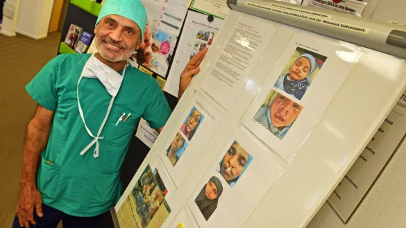 Dr. Dr. Ibrahim Moussa zeigt die Fotos von seinem Einsatz in Somaliland. Hier sollen in ein paar Tagen die Fotos aus Mauretanien h&auml;ngen. - &copy; Nicole Ellerbrake